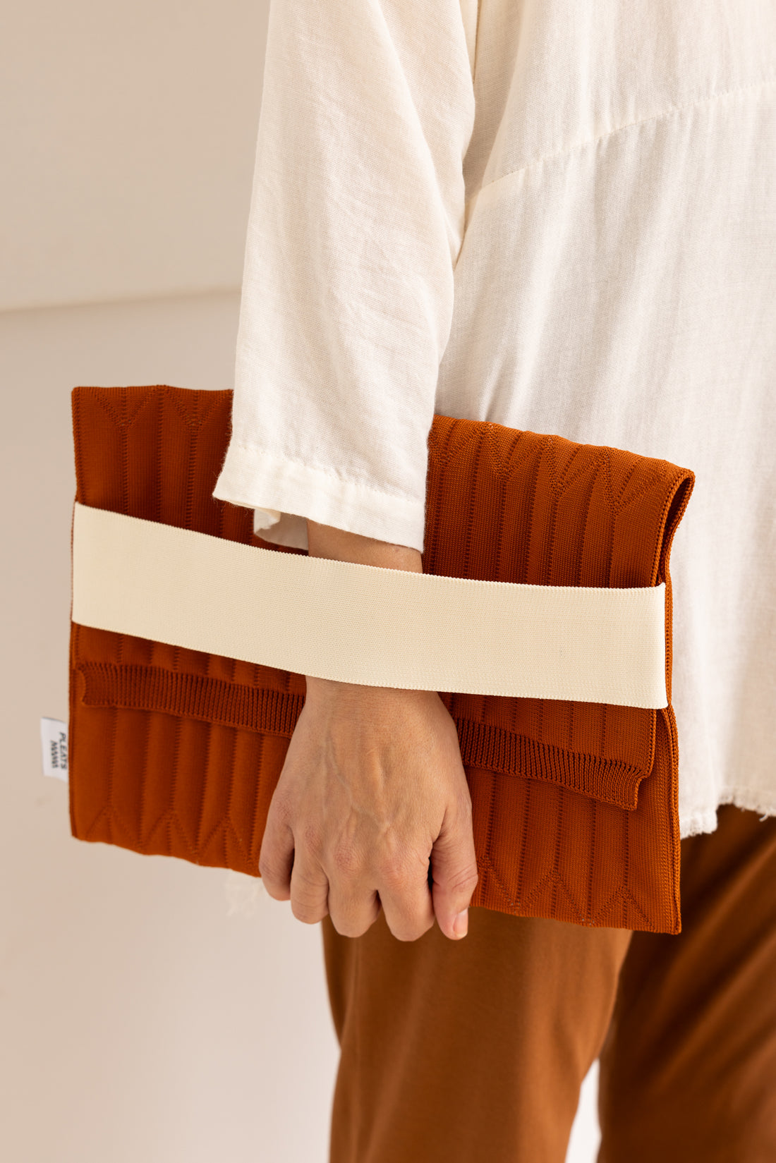 PLEATS MAMA POUCH BAG CARAMEL