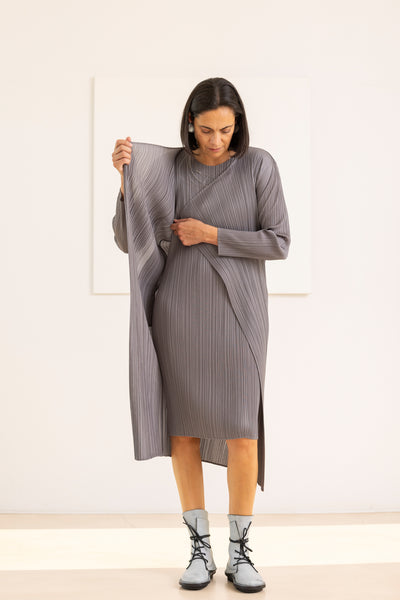 PLEATS PLEASE botãoless long coat Pleats Please Issey Miyake December Pleated Button-Front