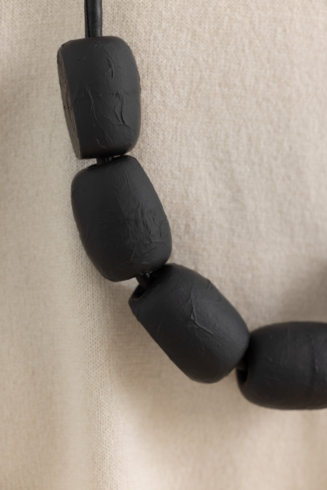 MARIA CALDERARA LOOP NECKLACE BLACK MATTE