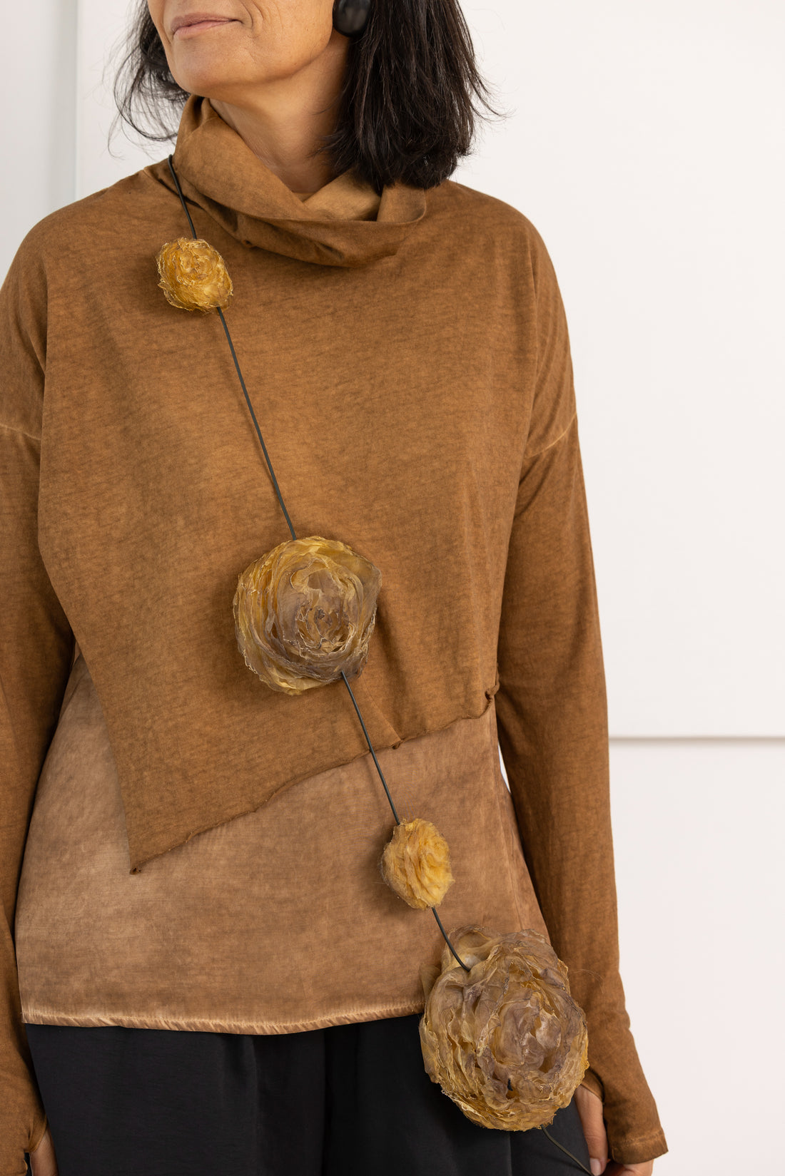 SANCTAMUERTE colar flores castanho-dourado