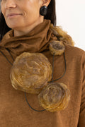 SANCTAMUERTE Collar flores tonos marrón dorado