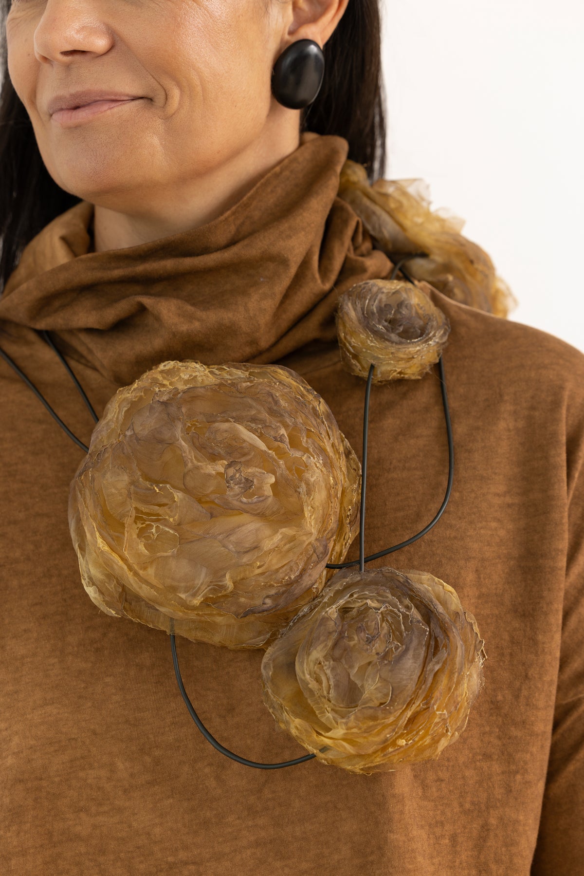 SANCTAMUERTE Collar flores tonos marrón dorado