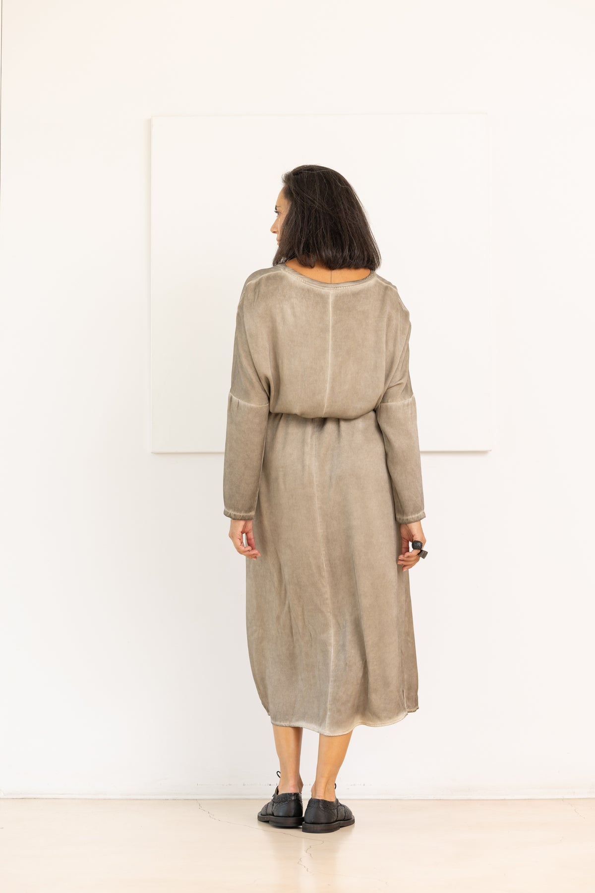 SANCTAMUERTE Vestido beige grisáceo – imagen 7