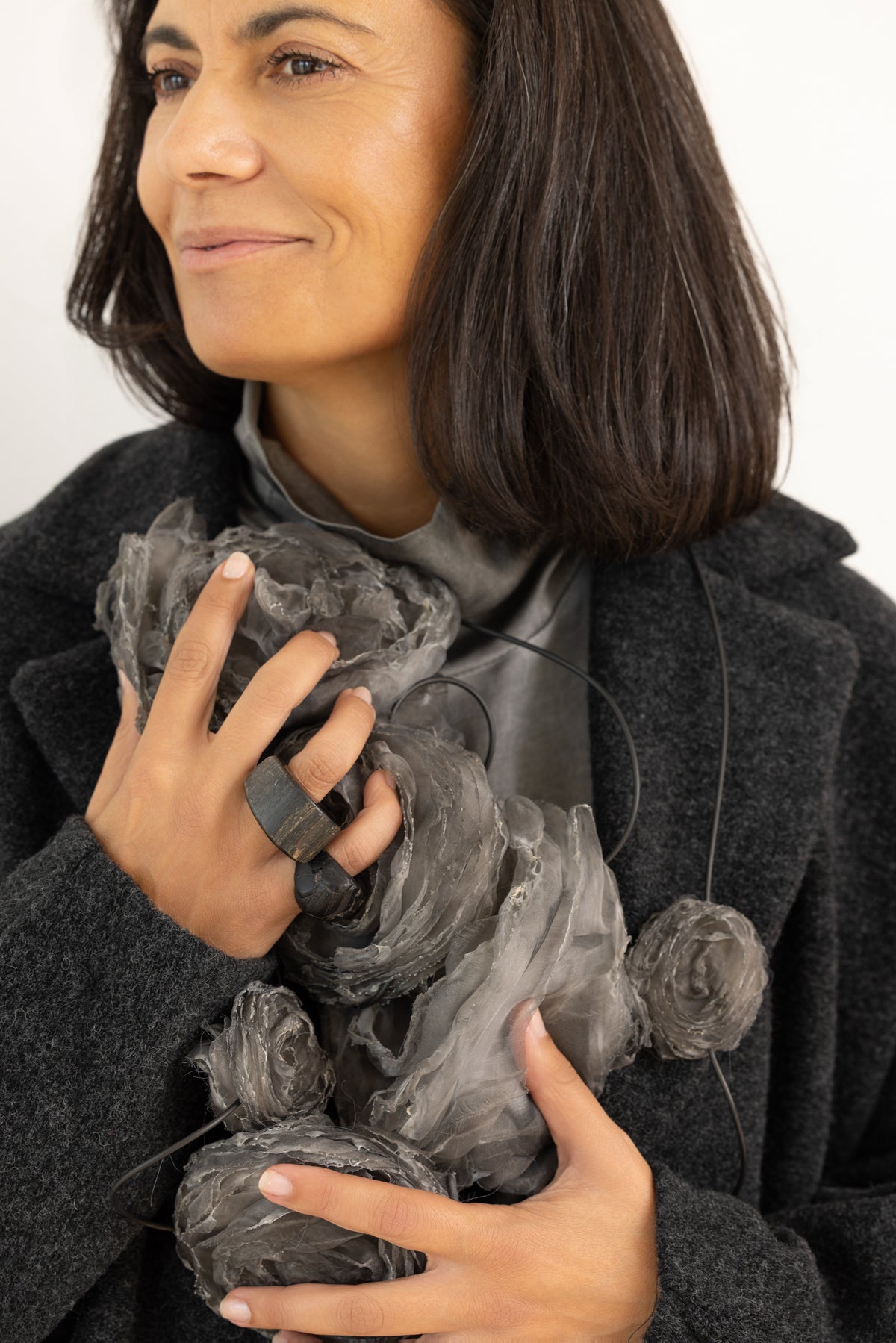 SANCTAMUERTE Collar flores gris – imagen 2