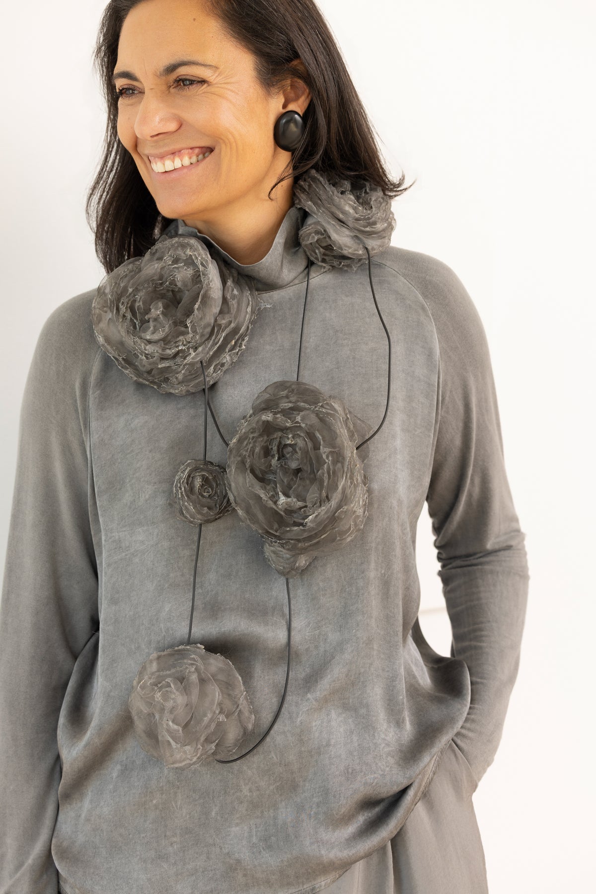 SANCTAMUERTE Collar flores gris