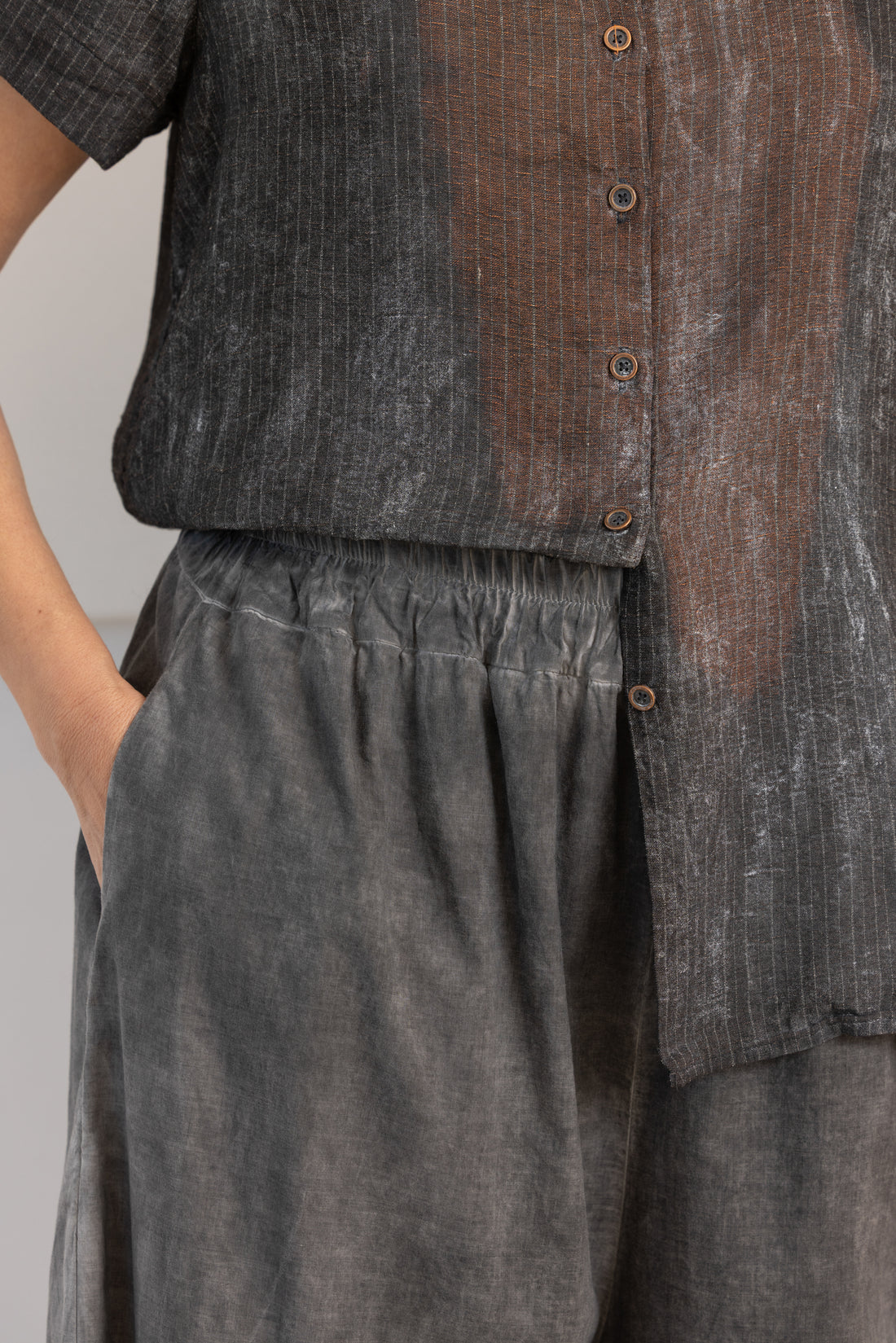 SANCTAMUERTE trousers ash grey