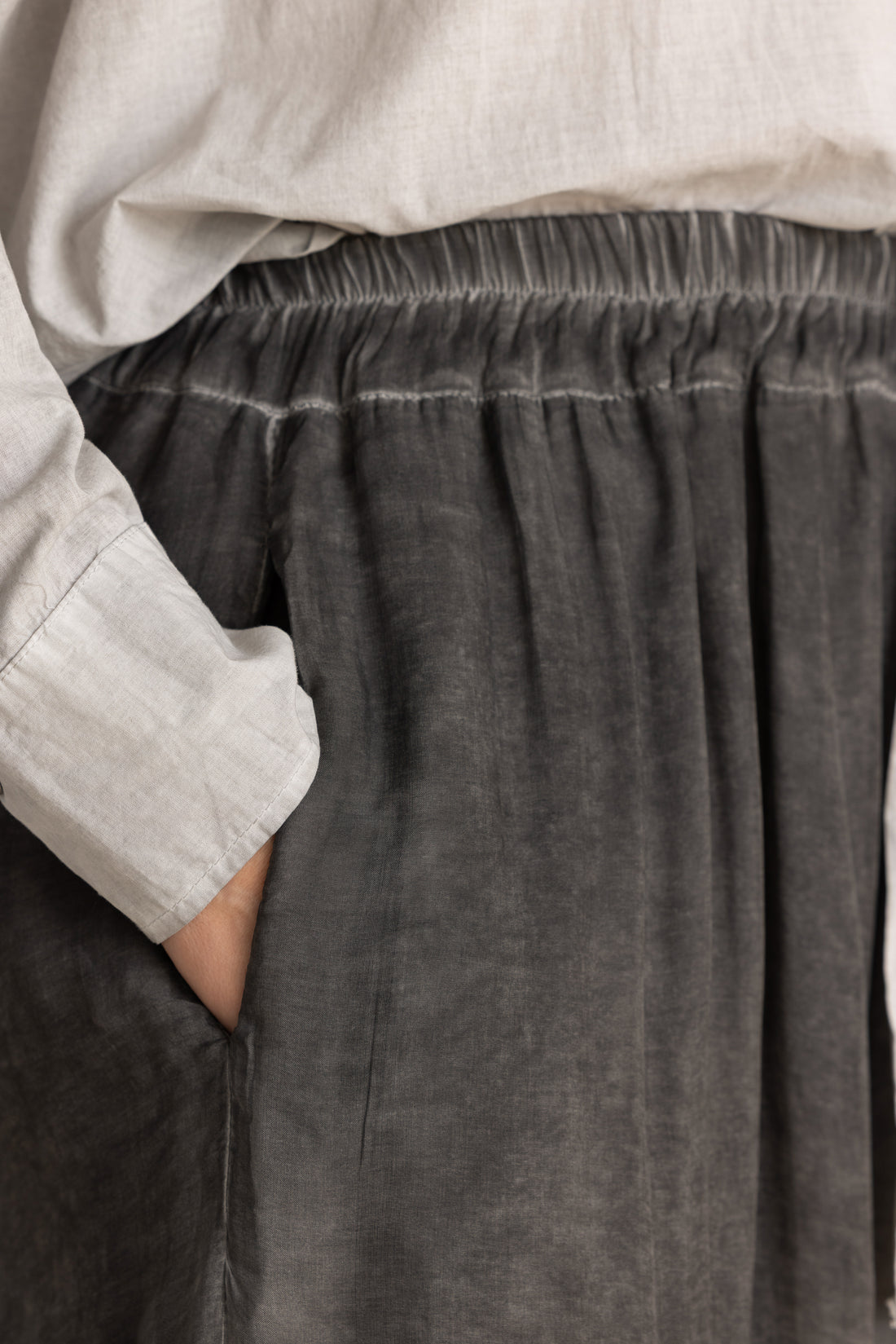 SANCTAMUERTE trousers ash grey