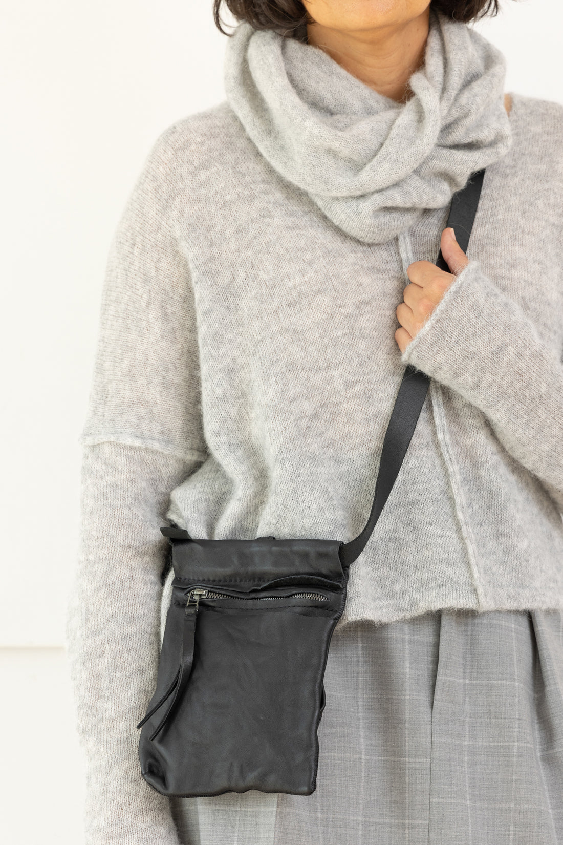 TROUSERS DETAIL LEATHER BAG BLACK