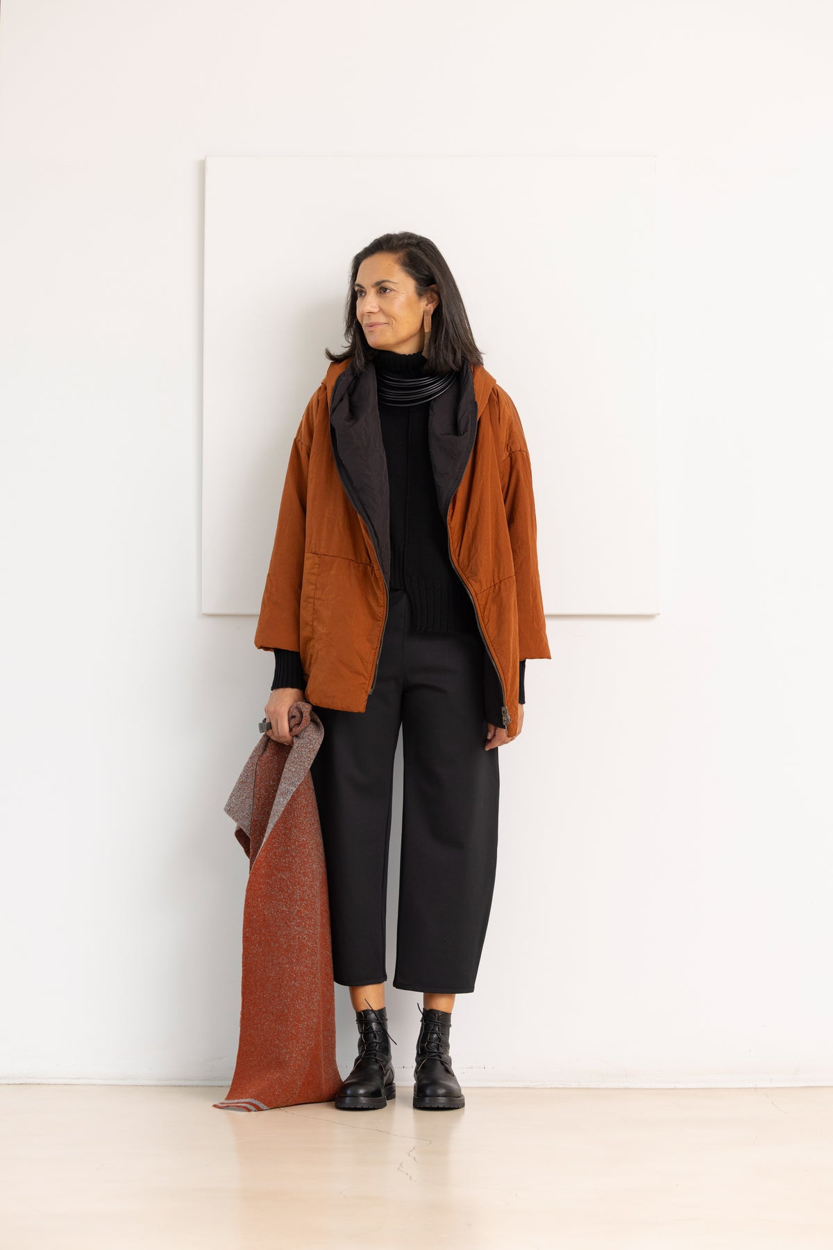 KIMONORAIN Abrigo mochila terracota y negro – imagen 3