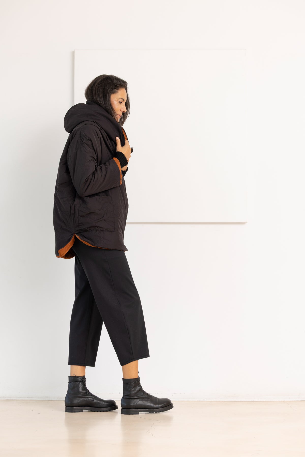 KIMONORAIN Abrigo mochila terracota y negro – imagen 7