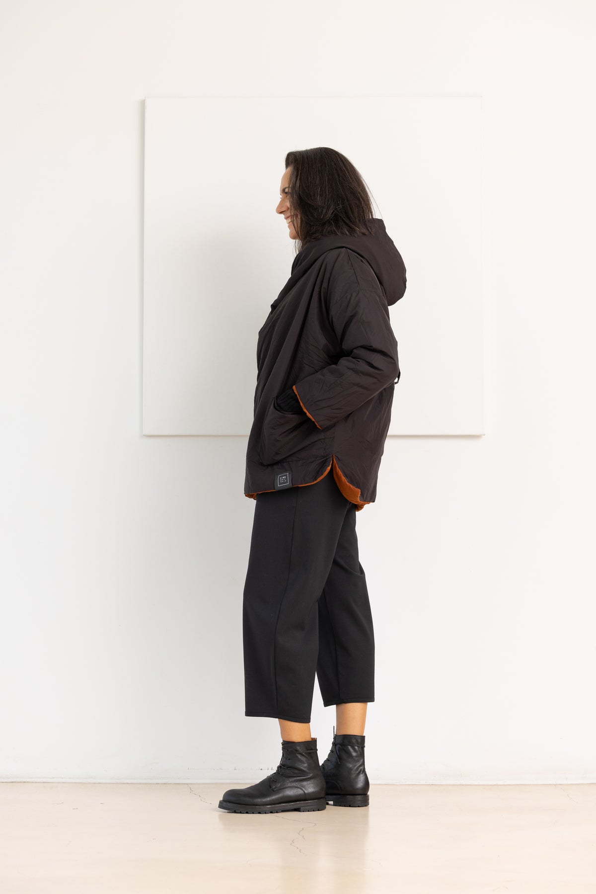 KIMONORAIN Abrigo mochila terracota y negro – imagen 8