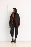 KIMONORAIN Abrigo mochila terracota y negro – imagen 2