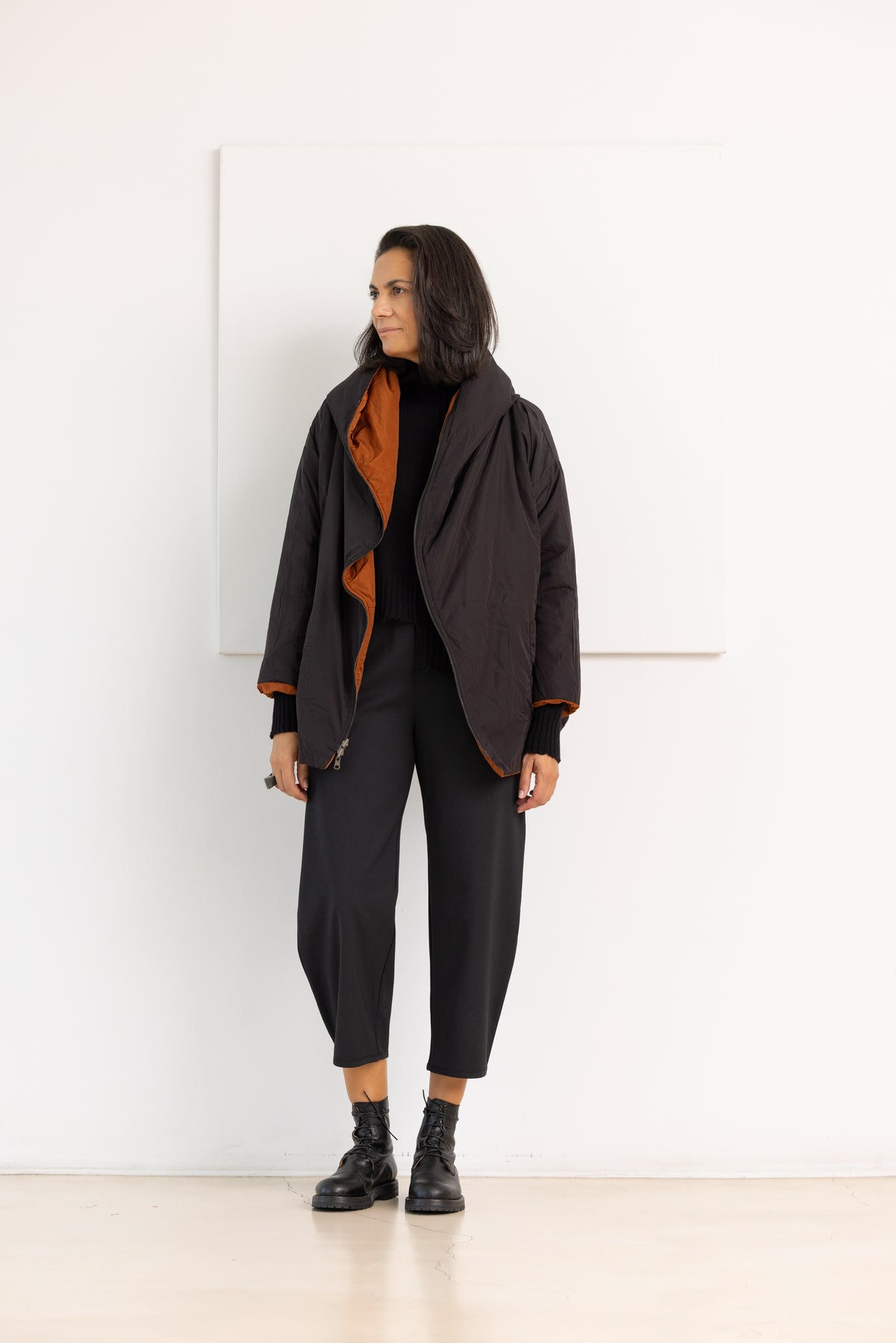 KIMONORAIN Abrigo mochila terracota y negro – imagen 2