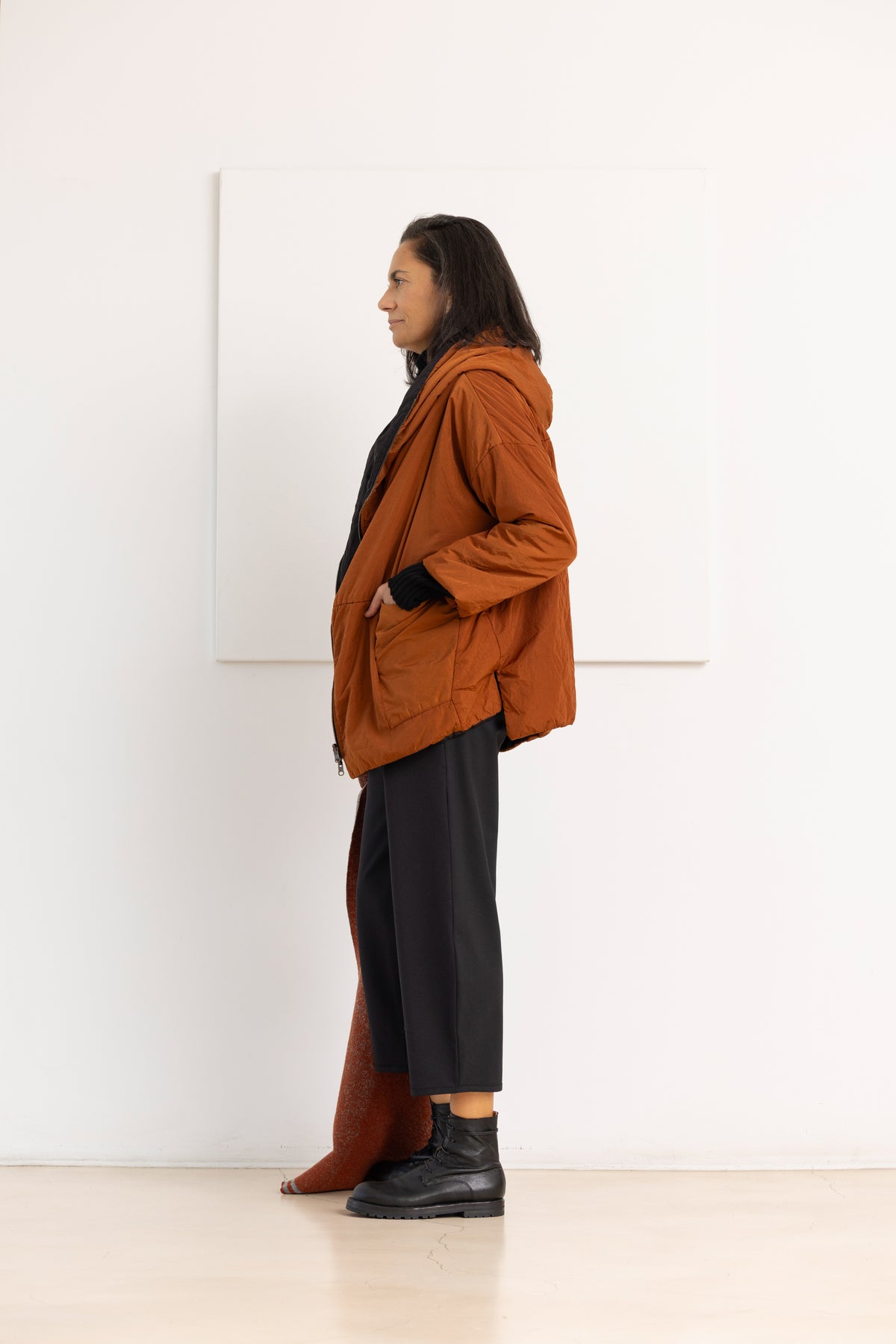 KIMONORAIN Abrigo mochila terracota y negro – imagen 4