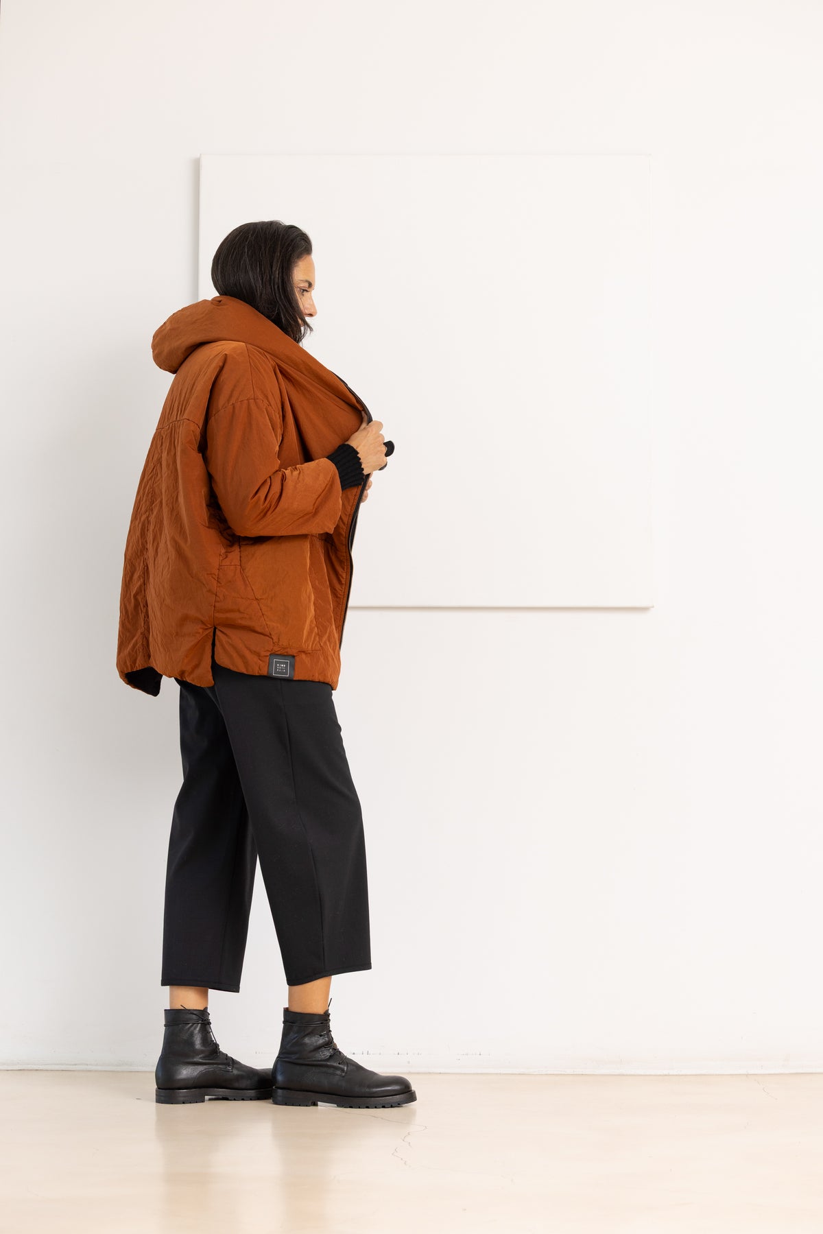 KIMONORAIN Abrigo mochila terracota y negro – imagen 5