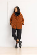 KIMONORAIN Abrigo mochila terracota y negro