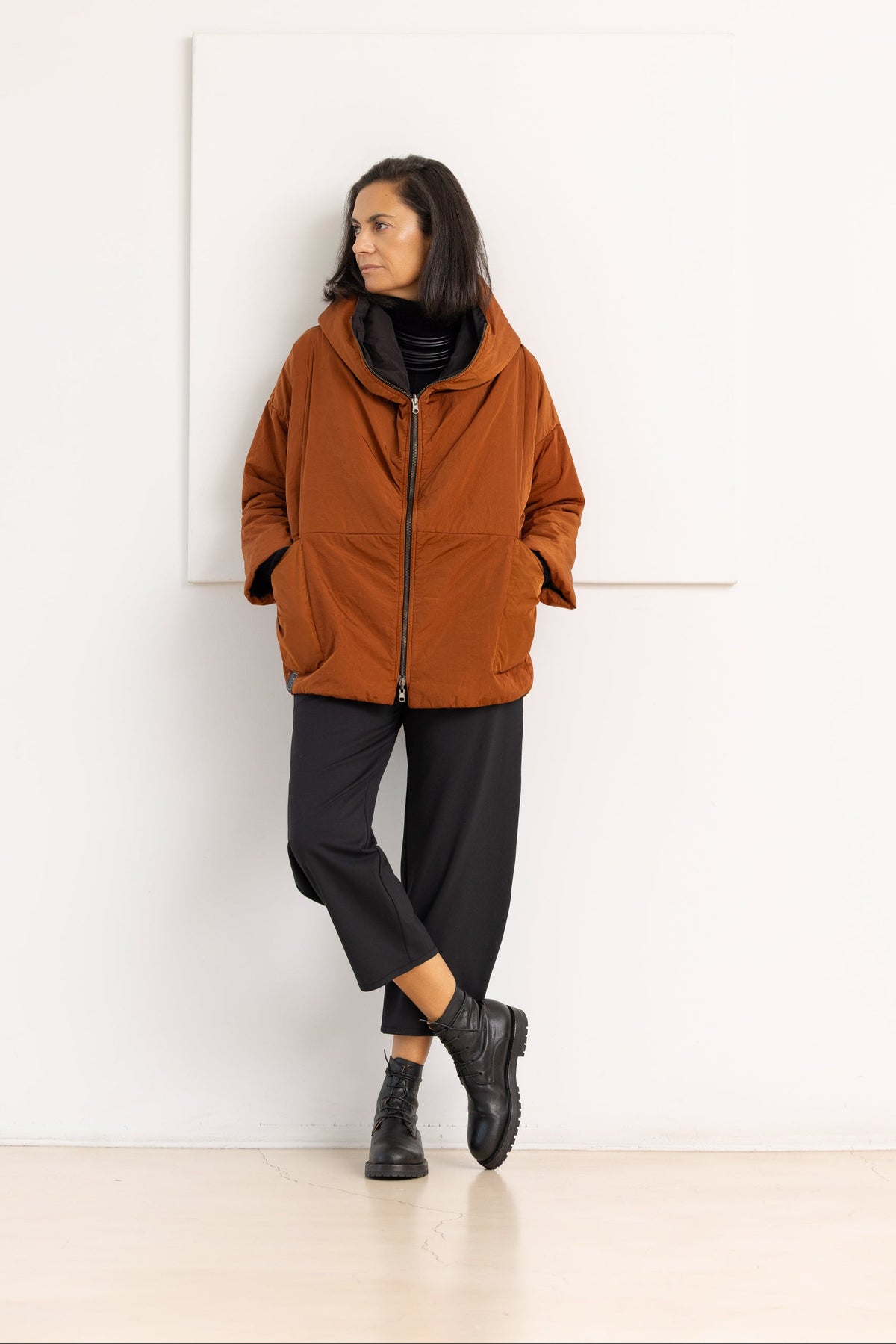 KIMONORAIN Abrigo mochila terracota y negro