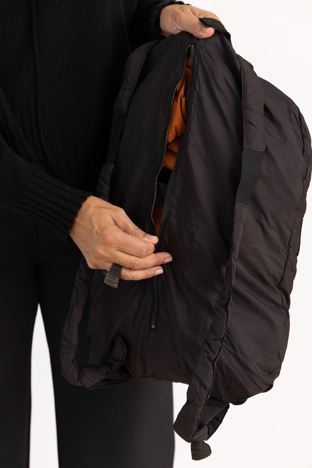 KIMONORAIN Abrigo mochila terracota y negro – imagen 11