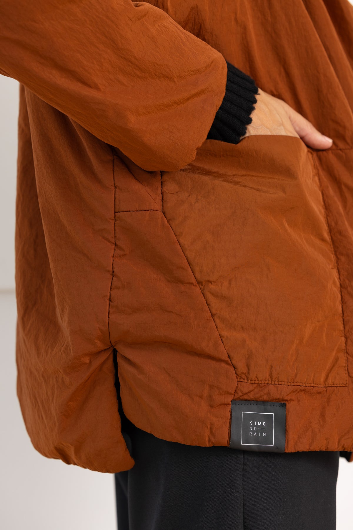 KIMONORAIN Abrigo mochila terracota y negro – imagen 10