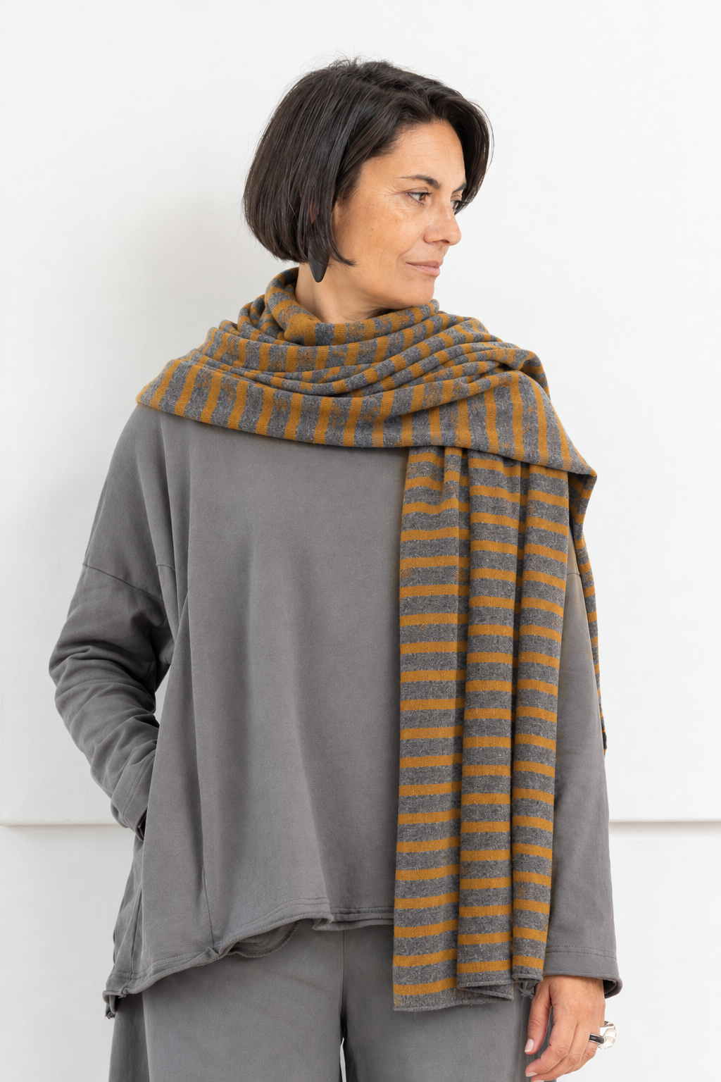 MAMA B Bufanda segovia gris con rayas caramelo