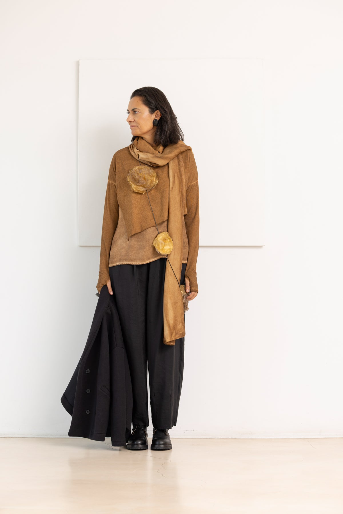 SANCTAMUERTE Bufanda cognac – imagen 2