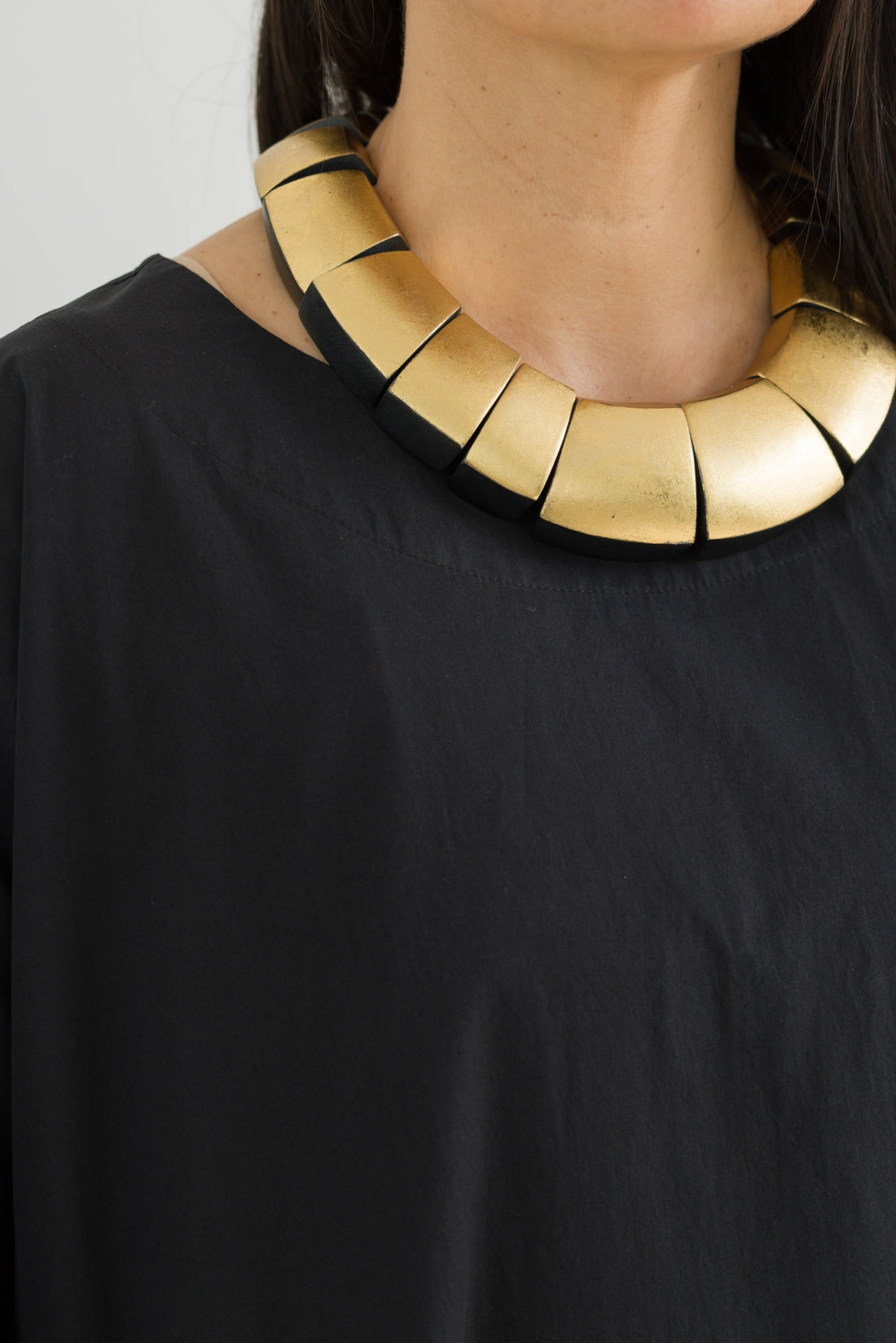 MONIES NECKLACE POLY GOLDFOIL