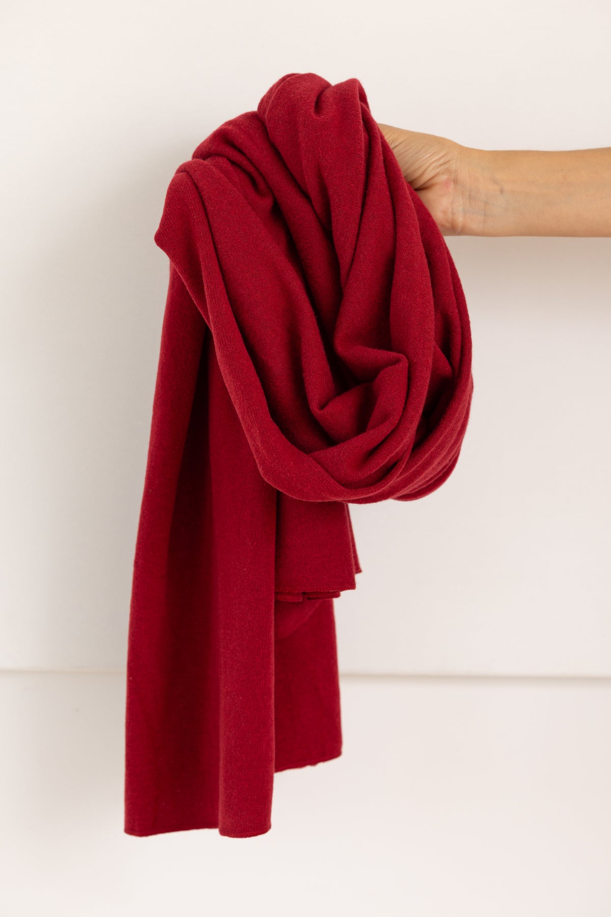 MAMA B Bufanda segovia en tono rojo oscuro – imagen 2