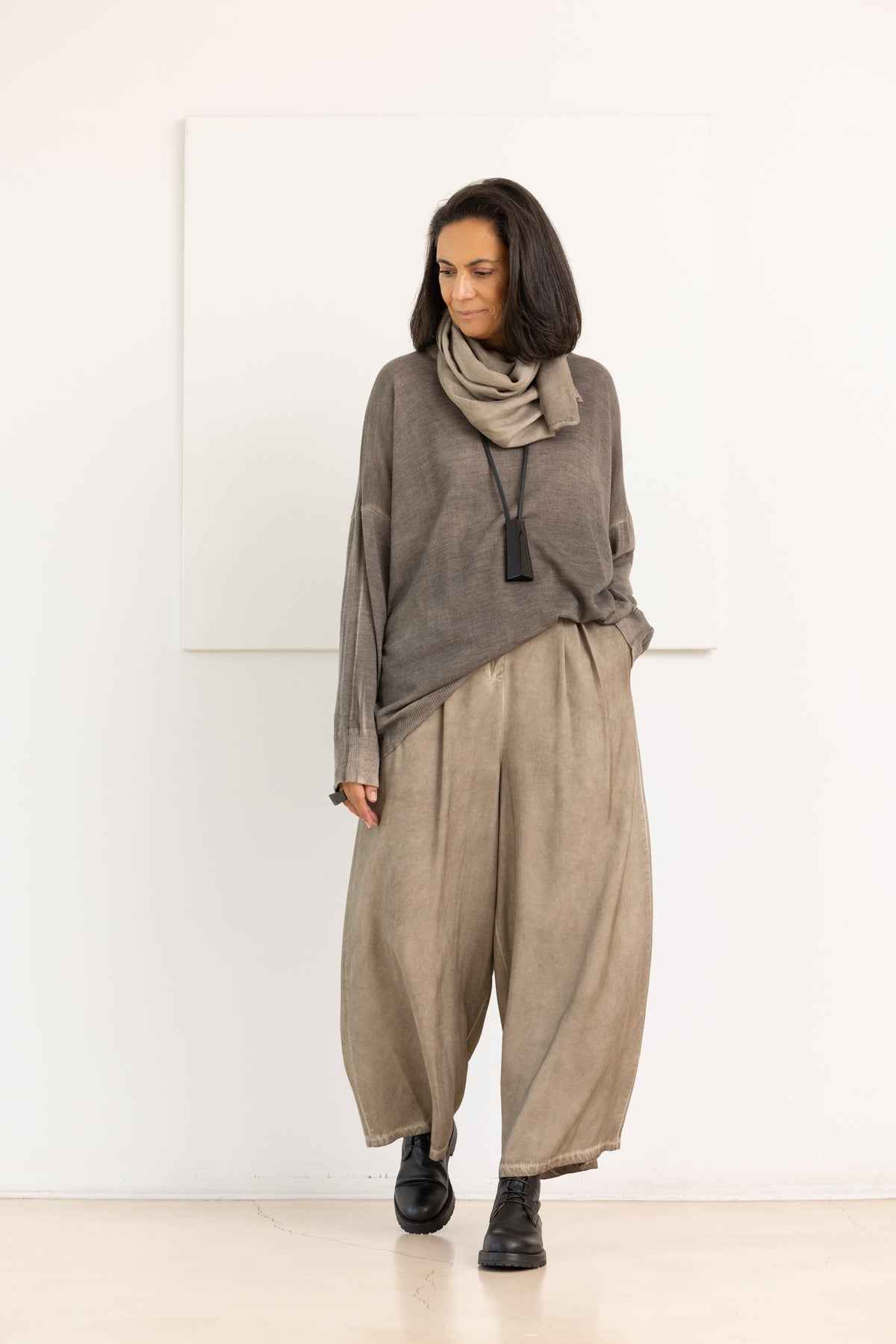 SANCTAMUERTE Bufanda beige grisáceo – imagen 2